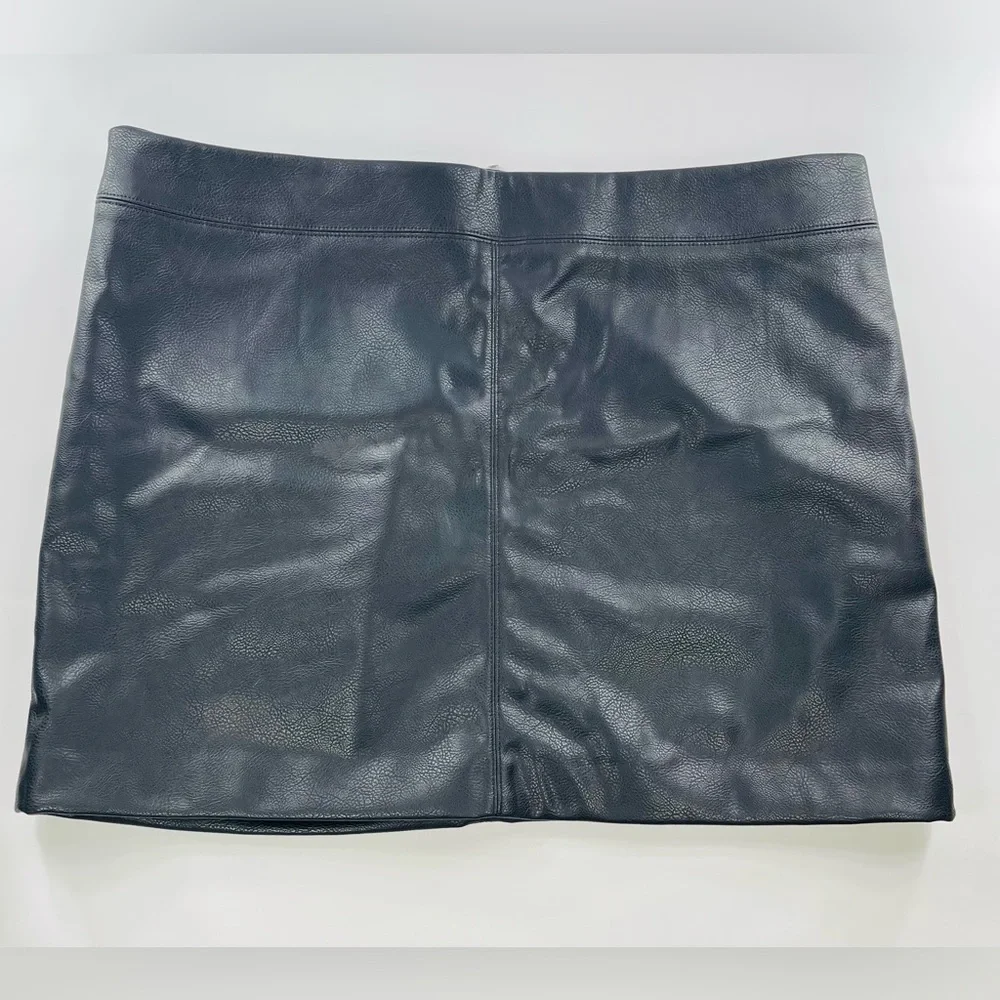 H&M BLACK FAUX LEATHER MINI SKIRT WITH SILVER ZIPPER SIZE 18